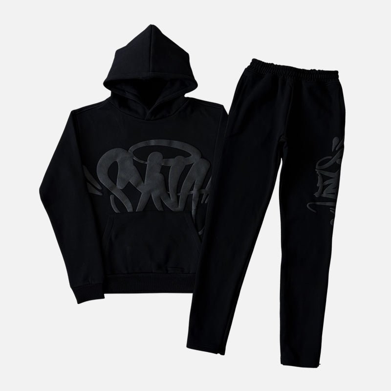 SYNAWORLDBYCENTRALCEETEAMTRACKSUITSTRTSPLYBLACKOUTTRIPLEBLACKHOODIEBOTTOMS-1.jpg Syna World Logo Team Tracksuit - Blackout - Image 1